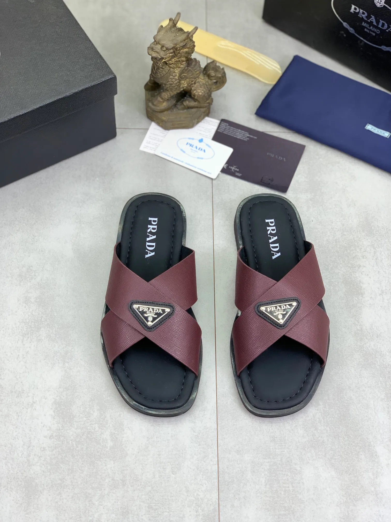 Men's shoes 💰P300💰【New style】🎁🎁🎁 PRADA Prada's new casual slippers, original official website 1:1, perfect workmanship, transmitting a kind of noble luxury, sublimating its definition of luxury in Prada's high-end extraordinary craftsmanship. Original combination outsole, code number: 38-44 (45 customized) 4️⃣colors🉑️ to choose from